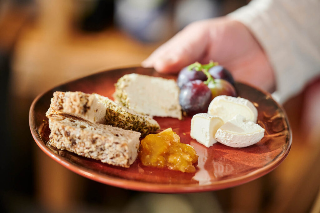 Käseteller mit Chutney und Brot